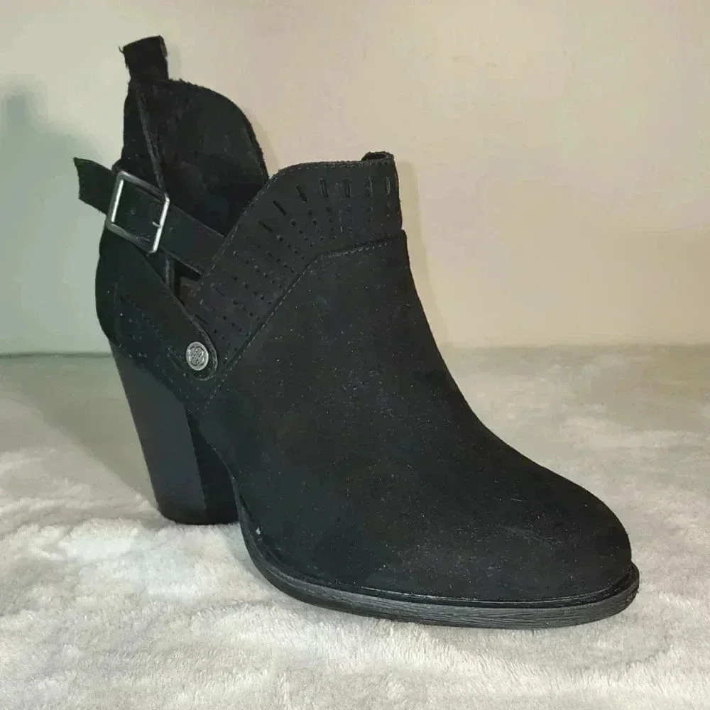 Daisy Fuentes heeled booties NWOB